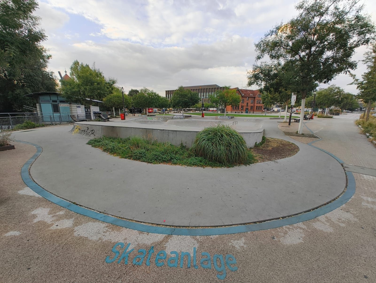 Skateanlage Bürgerpark mit Rundweg und Bäumen