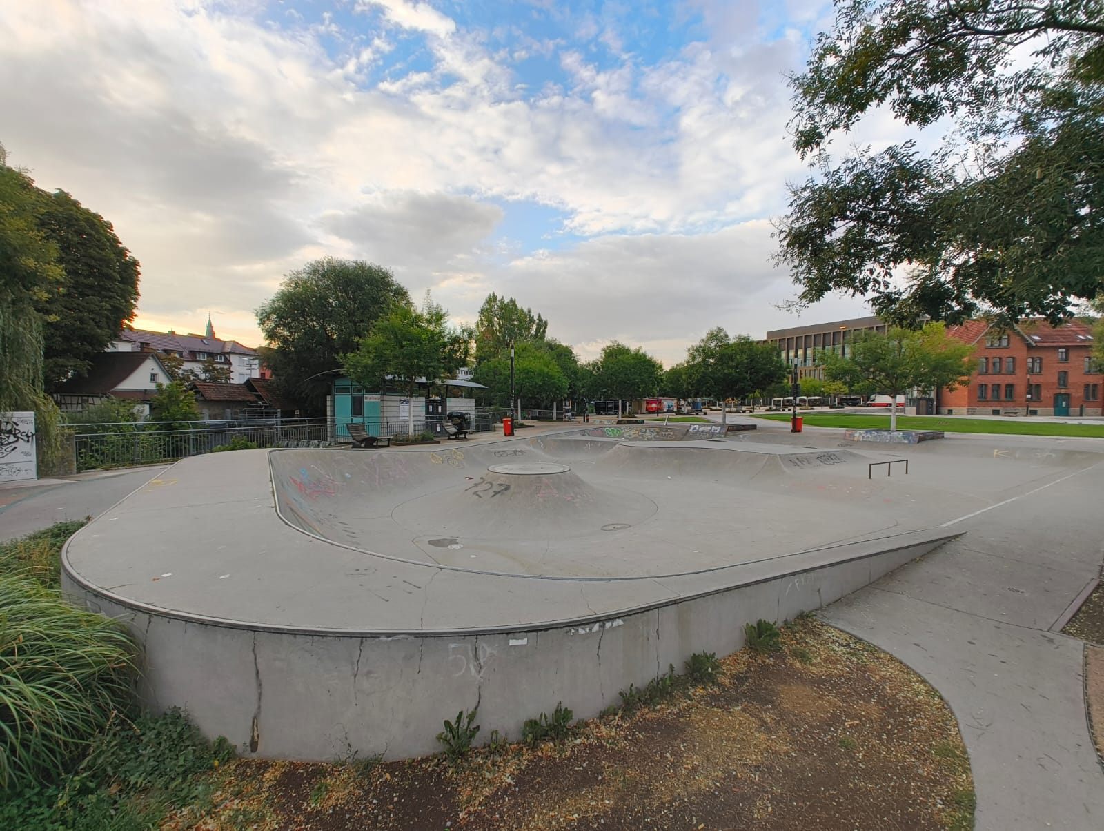 Bowl- und Street-Bereich der Skateanlage Bürgerpark